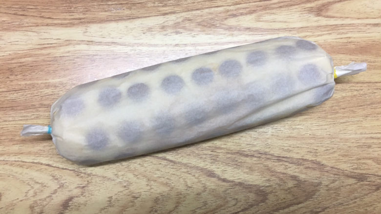 波点奶油蛋糕卷,卷起扎紧两头,冷藏3小时以上。