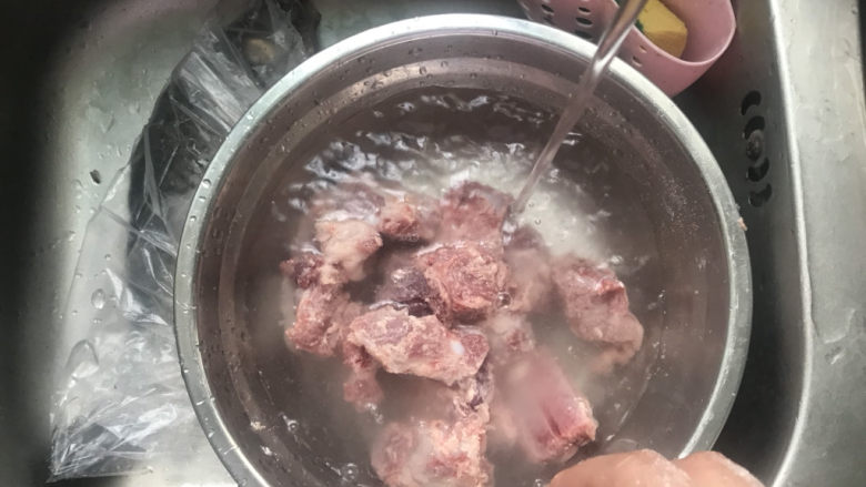 豉汁排骨煲仔饭,再清洗干净,用面粉洗干净能洗的更干净,面粉能吸走排骨上的脏东西