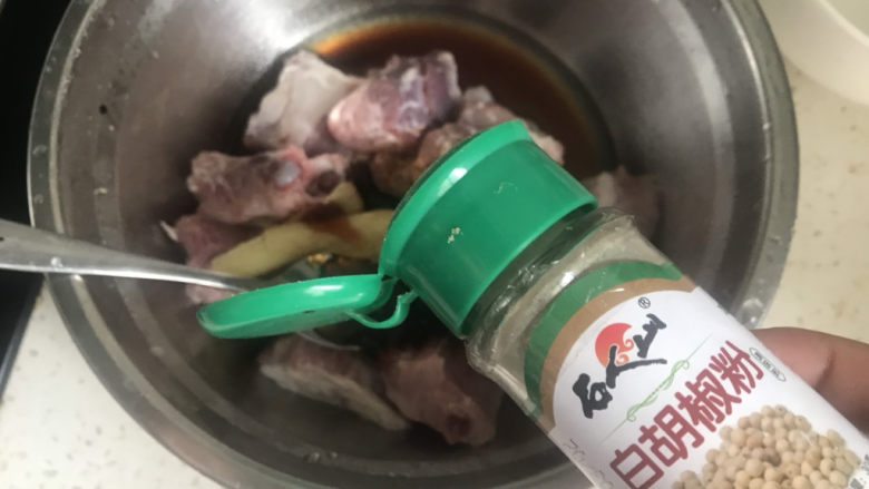 豉汁排骨煲仔饭,加入白胡椒粉