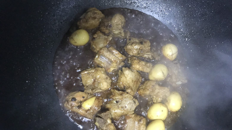 豉汁排骨煲仔饭,煮至汤汁收干,鹌鹑蛋上色