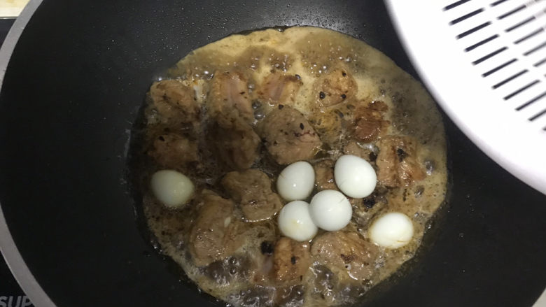 豉汁排骨煲仔饭,加少许水下入鹌鹑蛋,煮至鹌鹑蛋上色入味