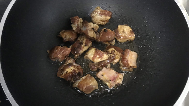 豉汁排骨煲仔饭,起锅热油下入排骨小火煎