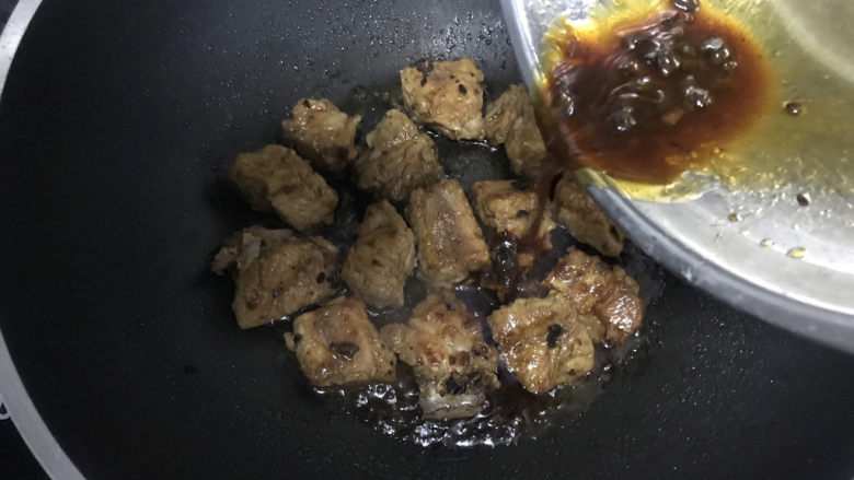 豉汁排骨煲仔饭,倒入刚刚腌排骨的豆豉酱汁