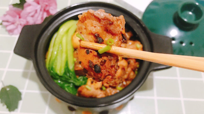 豉汁排骨煲仔饭,被豆豉汁腌过的排骨很入味,又煎的焦黄,超级香。