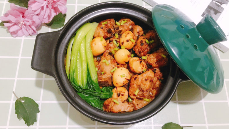 豉汁排骨煲仔饭,撒上葱花即可,完成!