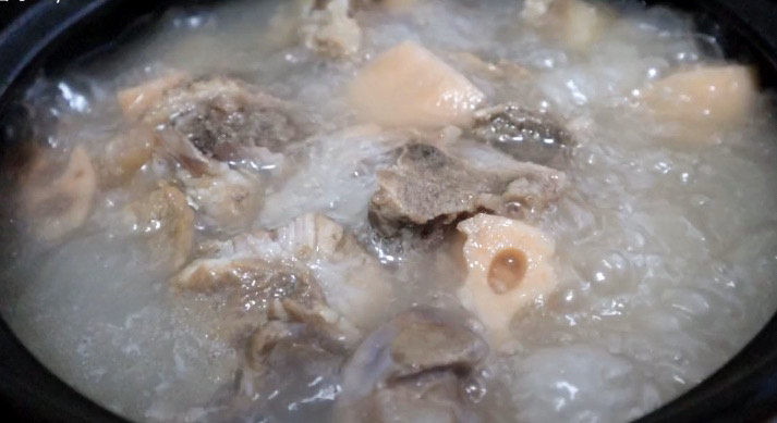 筒骨莲藕汤,莲藕绵密,筒骨鲜香,汤汁清爽,回味甘甜,这样的汤你不来一碗吗?