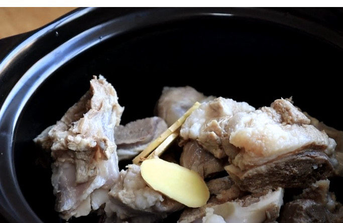 筒骨莲藕汤,加入几片姜片,煲汤必备