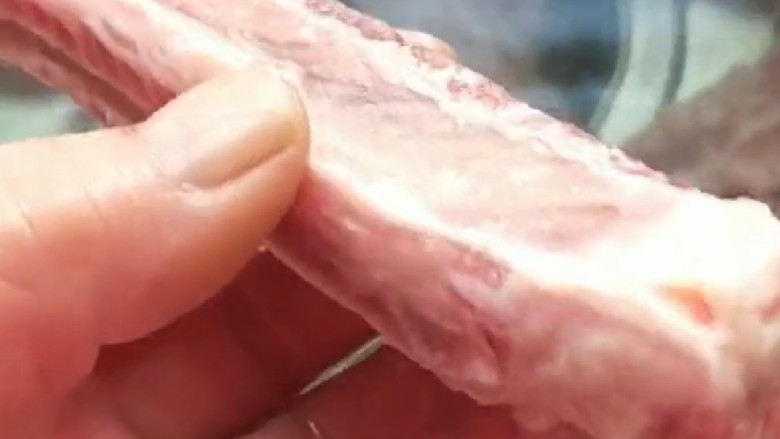 胡萝卜炖牛腩,牛腩500克,切成两厘米左右的块。