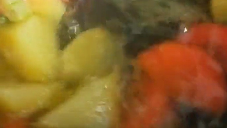 胡萝卜炖牛腩,倒入适量水烧开?