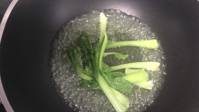 豉汁排骨煲仔饭,锅中倒入适量水,加入油和盐,把青菜煮熟