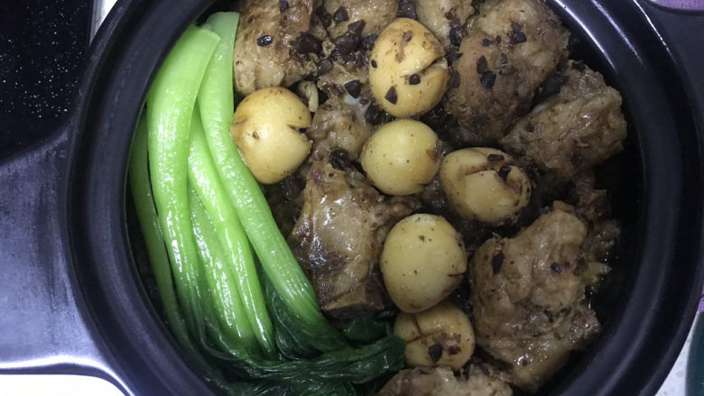 豉汁排骨煲仔饭,焖好后,把青菜放入砂锅里
