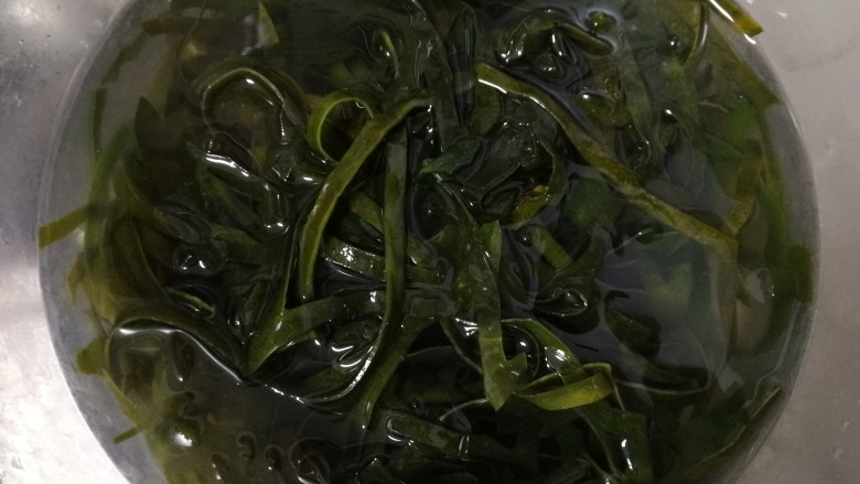小炒千张海带丝,1/3的干海带清水泡好后,冲洗几遍洗掉沙子。