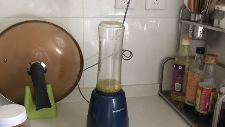 百香果松饼,启动机器,开始榨汁