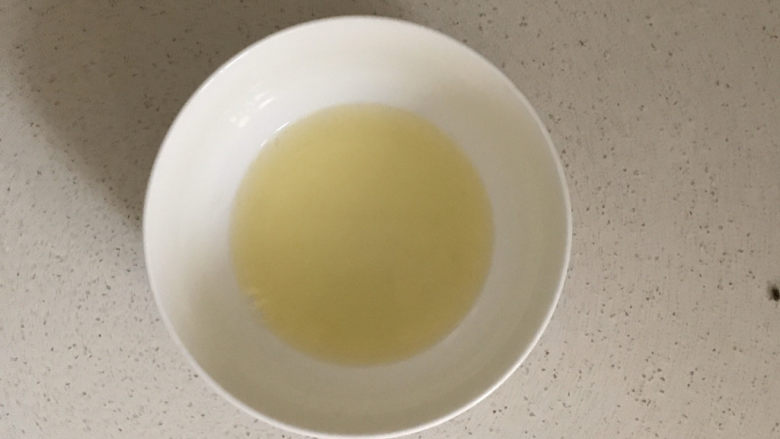 百香果松饼,现在开始打发蛋白,没打时加糖