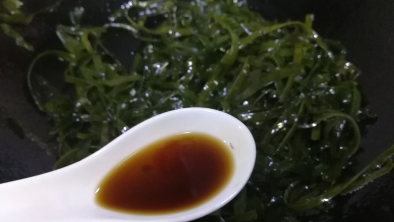小炒千张海带丝,半勺香醋,旺火烹出香味。(旺火炒出的海带丝不会腥)