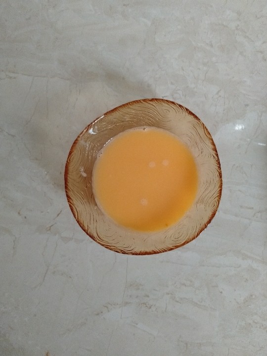 南瓜蒸蛋,加少许盐搅拌均匀过筛,把泡泡筛出去,这样蒸出来的蛋比较嫩滑