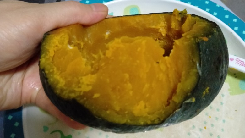 南瓜蒸蛋,蛋吃完了南瓜也可以咬来吃哦,这种南瓜很粉,和板栗差不多,很香