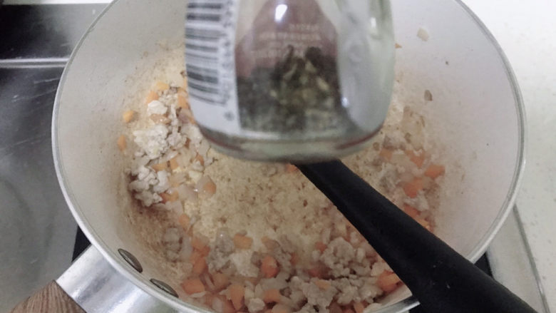 芝士焗土豆泥,炒出香味后,加少许盐和黑胡椒粉调味。然后关火。