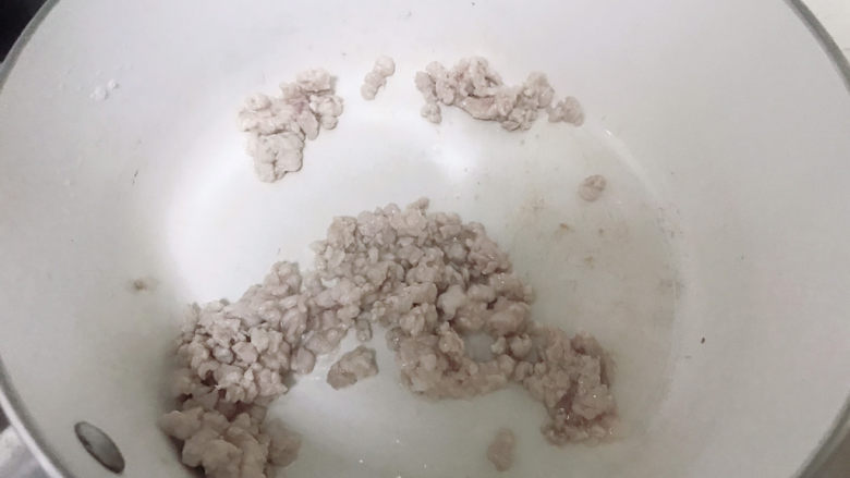 芝士焗土豆泥,热锅下肉末翻炒。