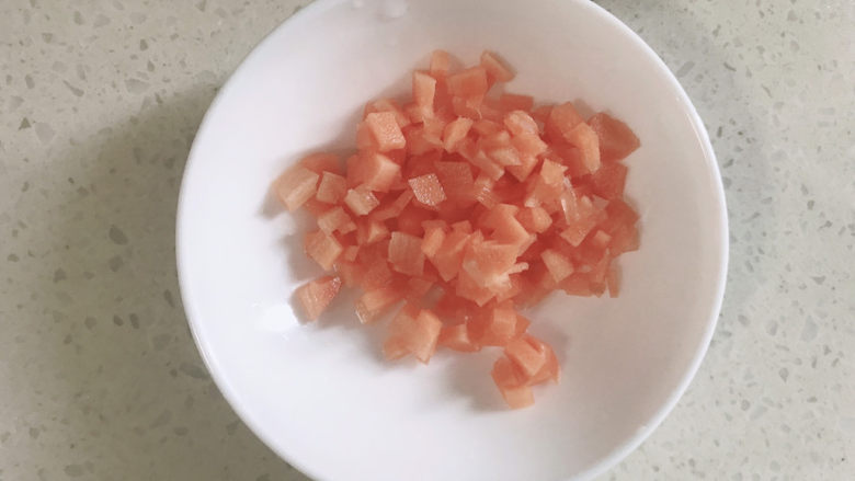 芝士焗土豆泥,蒸土豆的时候来准备配料。半根<a style='color:red;display:inline-block;' href='/shicai/ 25'>胡萝卜</a>切粒
