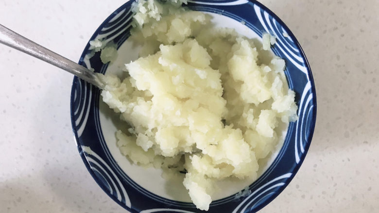 芝士焗土豆泥,用勺子捣成土豆泥。
