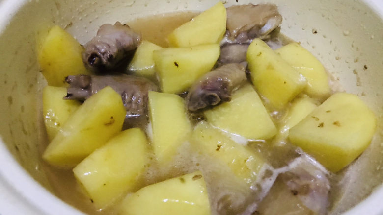 鸭翅炖土豆,加入适量水,约刚沒过土豆🥔