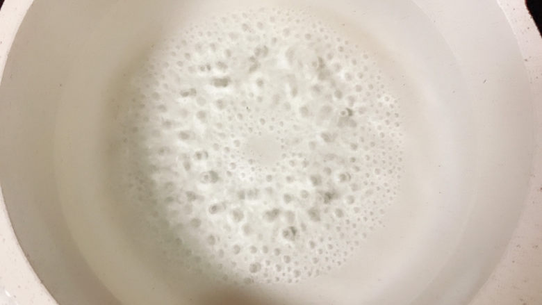 水煮肥牛,锅中加入清水,放入4g盐