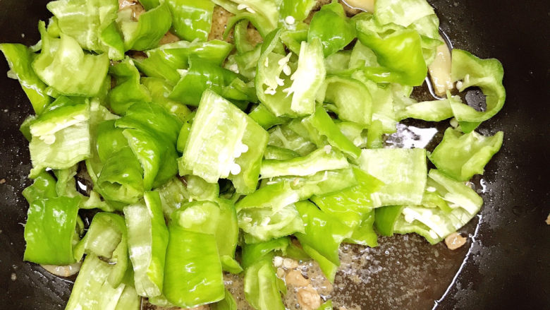 青椒肉片,锅中留油,放入螺丝椒。