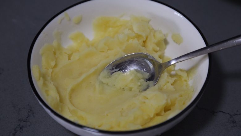 芝士焗土豆泥,放入大碗中,趁热用勺子压成泥
