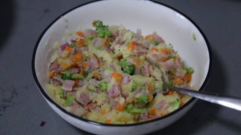 芝士焗土豆泥,加入一点点盐,翻拌均匀