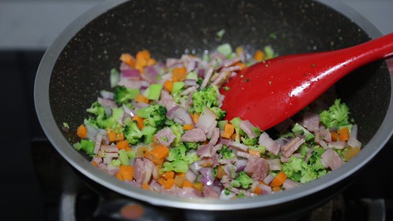 芝士焗土豆泥,最后放西兰花岁,翻炒均匀后盛出待用