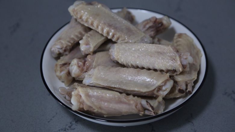 鸭翅炖土豆,焯水后捞出,清理掉表面的血水浮沫后控干待用