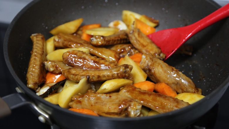 鸭翅炖土豆,再放入胡萝卜和土豆,翻炒几下