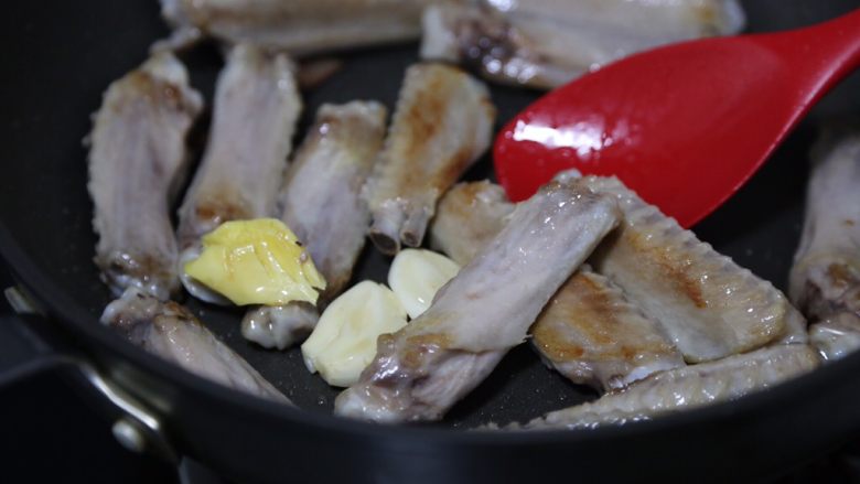 鸭翅炖土豆,放入姜蒜、桂皮,翻炒出香味