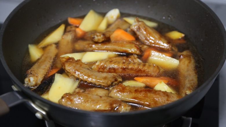 鸭翅炖土豆,兑入水,与鸭翅土豆持平即可