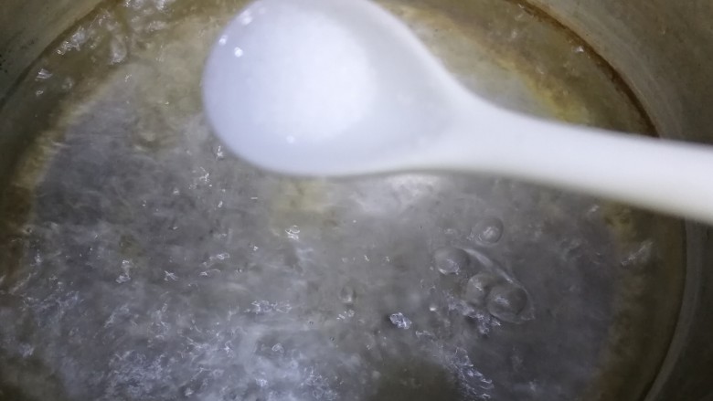 番茄口蘑火腿意面,先煮面,水开放入适量盐。