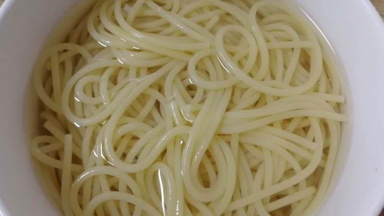 番茄口蘑火腿意面,捞出过凉水。