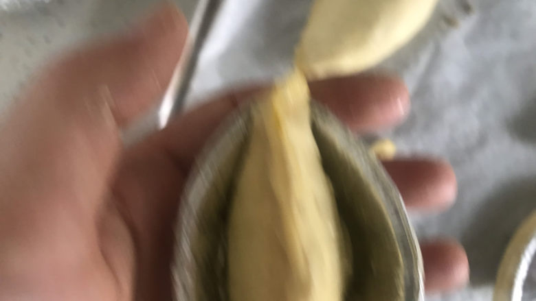香酥掉渣的香蕉派,取出来,取下锡纸,用手把边缘捏紧
