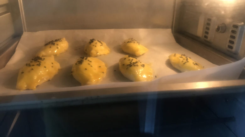 香酥掉渣的香蕉派,再次送入烤箱预热好的烤箱,上下火180度烤25分钟
