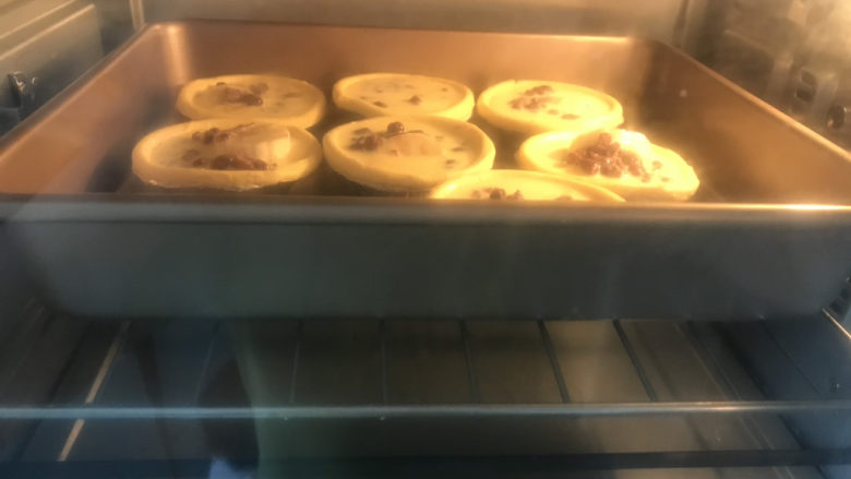 香蕉蜜豆蛋挞,送入预热好的烤箱,上下火230度烤25分钟