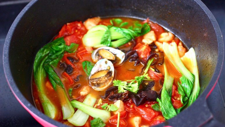 番茄鸡丁打卤面,大火烧至锅中汤汁粘稠时,加入<a style='color:red;display:inline-block;' href='/shicai/ 6680'>小油菜</a>煮至变色断生,撒上香菜段即可关火。