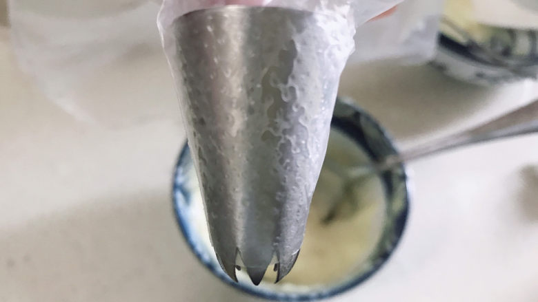 蓝莓土豆泥,拿个一次性裱花袋。减一个小口,放进裱花嘴
