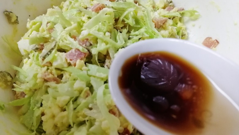鸡蛋火腿汉堡,最后淋半勺<a style='color:red;display:inline-block;' href='/shicai/ 11294'>油醋汁</a>,拌匀。