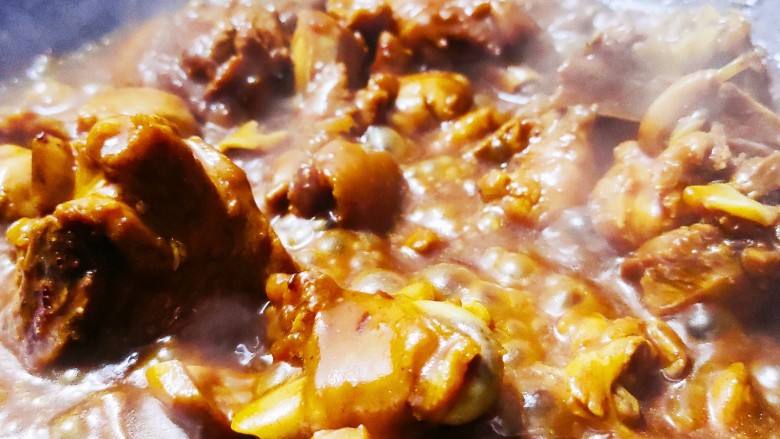 香菇滑鸡煲仔饭,盖上锅盖,大火煮至汤汁少量