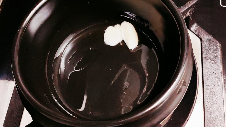 香菇滑鸡煲仔饭,然后准备砂锅,锅底放油