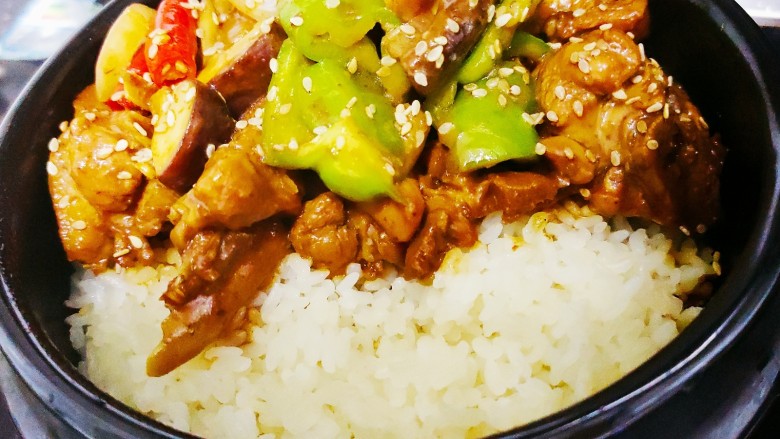 香菇滑鸡煲仔饭,再放点煮好的鸡块和配菜,撒点<a style='color:red;display:inline-block;' href='/shicai/ 666'>芝麻</a>,盖上锅盖