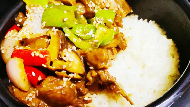 香菇滑鸡煲仔饭,小火慢蒸,煮至边缘有锅巴即可出锅