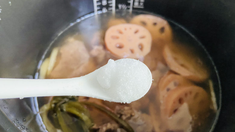 筒骨莲藕汤,待时间到,泄压后加入2小茶匙盐(根据个人口味加入哦)