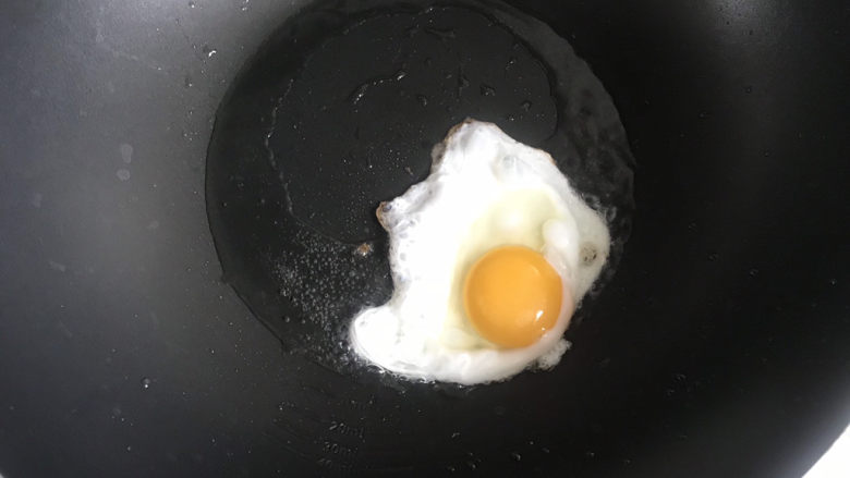 葱花鸡蛋面,起锅热油,煎荷包蛋