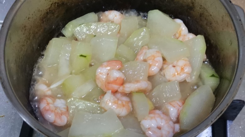 冬瓜炒虾仁,虾仁变红卷起,就熟了,加盐调味,生粉水打芡。